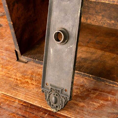#37425 Antique Dartmoor Entry Doorknob Backplate image 3