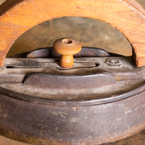 #38971 Antique Sad Iron image 4