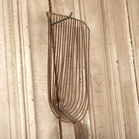 #42628 Antique Primitive Wood & Metal Wire Shovel image 4