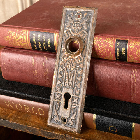 #45336 Antique Sargent Doorknob Backplate image 3