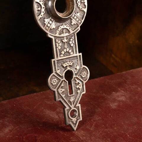 #47470 Antique Victorian Doorknob Backplate image 3