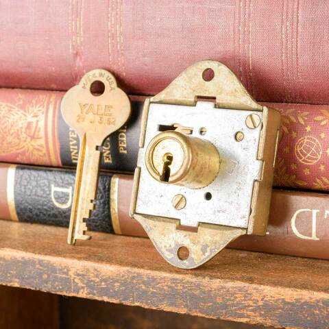 #50149 Vintage Yale Furniture Lock & Key image 3
