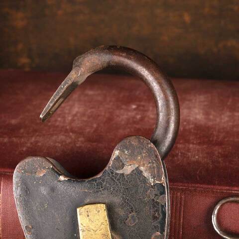 #52610 Antique Davenport Mallory Padlock & Key image 4